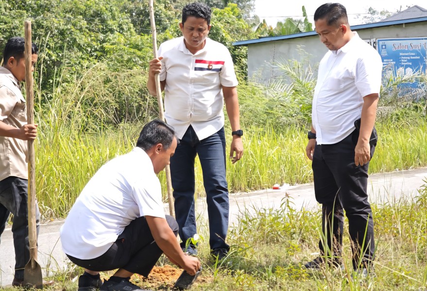 Polri Berbagi di Hari Bhayangkara:  Deklarasi Kampung Bebas dari Narkoba dan Penanaman Pohon di Kampar