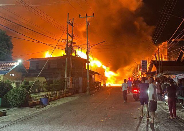 Duka Jelang Lebaran: Api Hanguskan Ruko di Sungai Pakning, Pertamina Kerahkan 2 Fire Truck