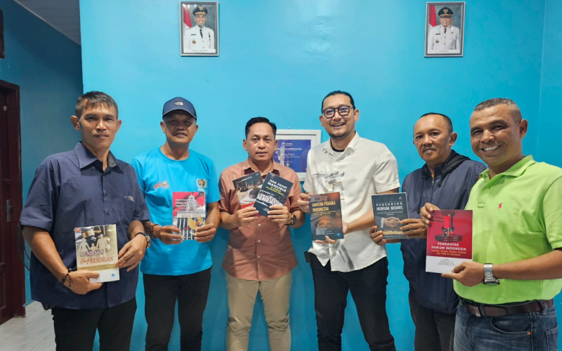 Eko Saputra Sumbang 7 Buku Hukum untuk PWI Dumai, Dorong Literasi Pers yang Melek Hukum