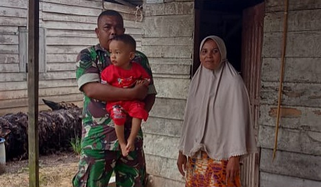 Babinsa Koramil 04/Perawang Sertu Sahidin Lakukan Pengecekan Anak Stunting di Kampung Sri Gemilang
