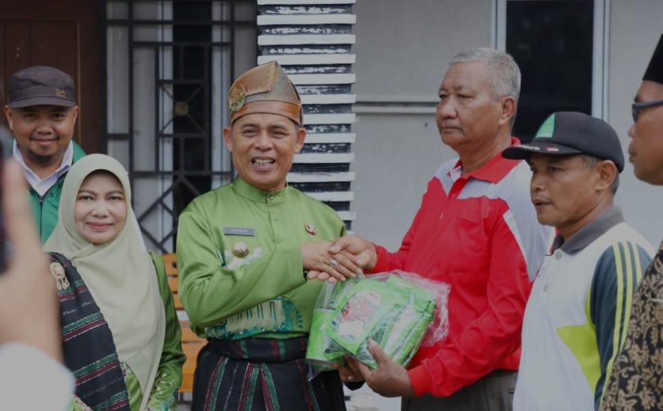 Bupati Inhil Serahkan Bantuan Bibit Hortikultura untuk Poktan di Sungai Ara