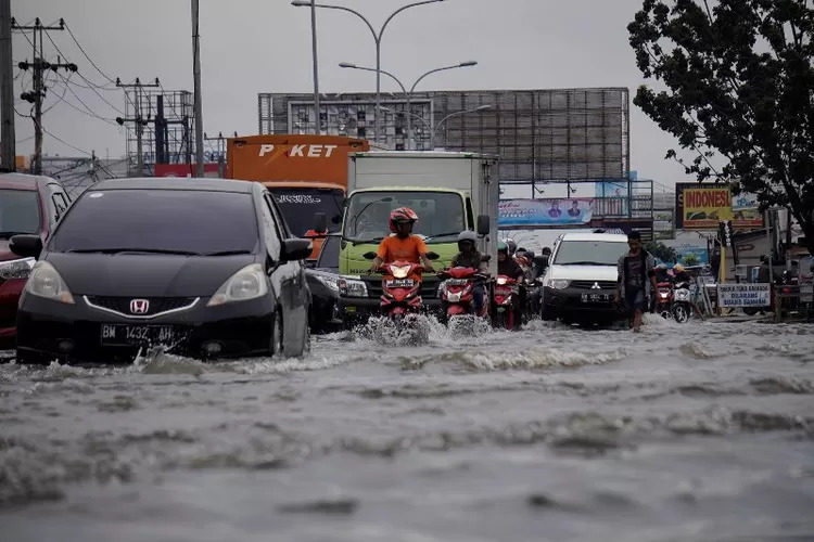 Tak Kunjung Berubah, Hujan Deras di Pekanbaru Sebabkan Banjir dan Macet Parah