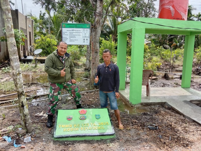 Babinsa Koramil 06/Kateman Laksanakan Pemasangan Tugu TMMD ke-123 di Lokasi Sumur Bor