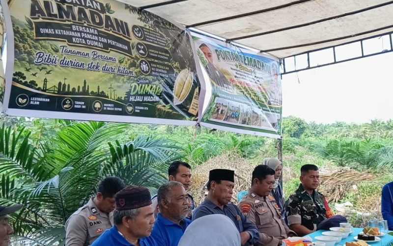 Babinsa Koramil 01/Dumai Dukung Penanaman Durian Duri Hitam untuk Perkuat Ketahanan Pangan