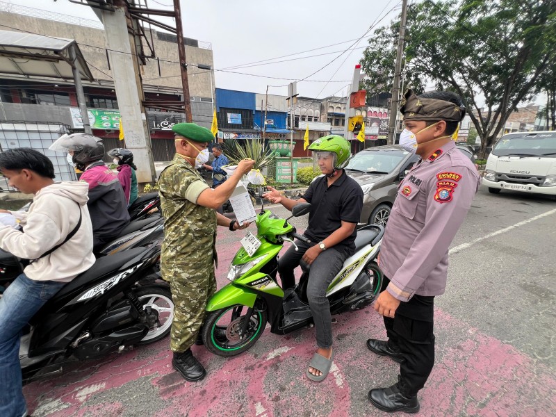 Kodim 0320/Dumai Bersama Polri dan Pemko Bagikan 1.000 Masker kepada Masyarakat