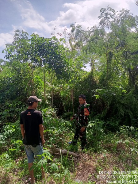 Babinsa Koramil 06/Kateman Laksanakan Patroli dan Sosialisasi Karhutla di Kelurahan Bandar Sri Gemilang