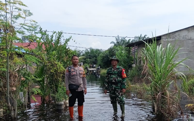 Babinsa Bersama Bhabinkamtibmas Pantau Wilayah Terdampak Banjir di Kelurahan Guntung
