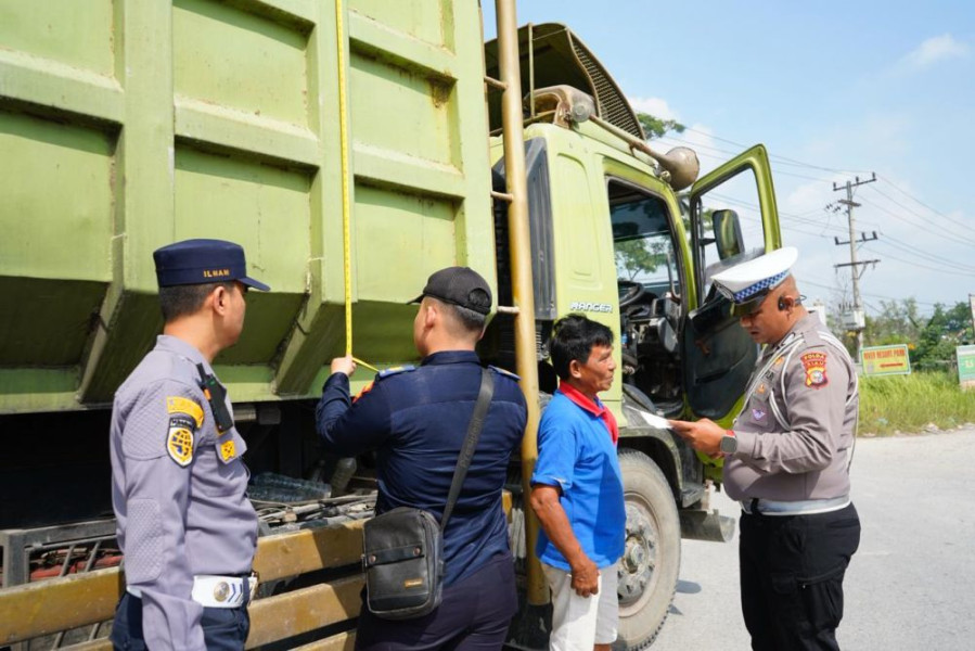 Tak Ada Ampun! Ditlantas Polda Riau dan BPTD Tilang Truk Tonase Besar, Supir Diberi Vitamin