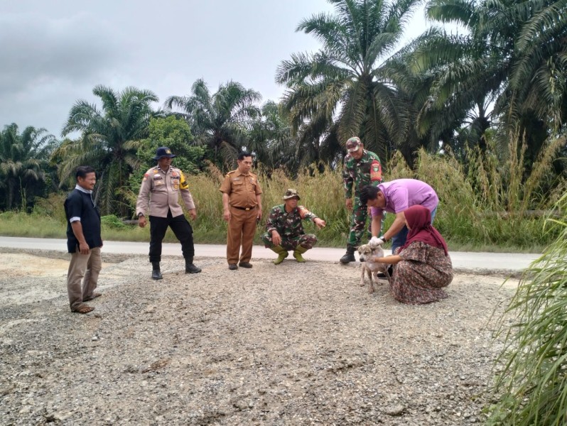 Anggota Koramil 03/Minas Dampingi Kegiatan Vaksinasi Rabies di Kampung Minas Timur