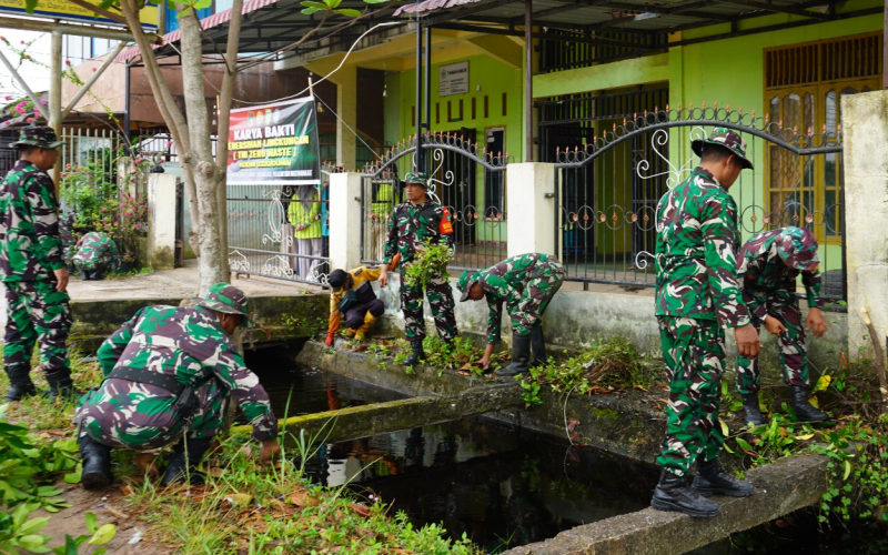 Ciptakan Lingkungan Bersih dan Zero Waste, Koramil 01 Dumai Gelar Karya Bakti di STDI