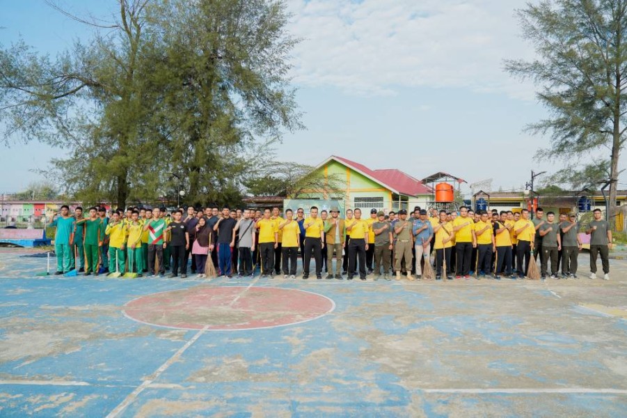 Polres Dumai Bersama TNI dan Pemko Gelar Aksi Bersih Taman Bukit Gelanggang Tindaklanjuti Arahan Presiden