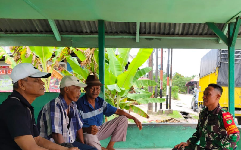 Melalui Komsos, Babinsa Bukit Kapur Ajak Pemuda Perkuat Persatuan dan Kepedulian Sosial