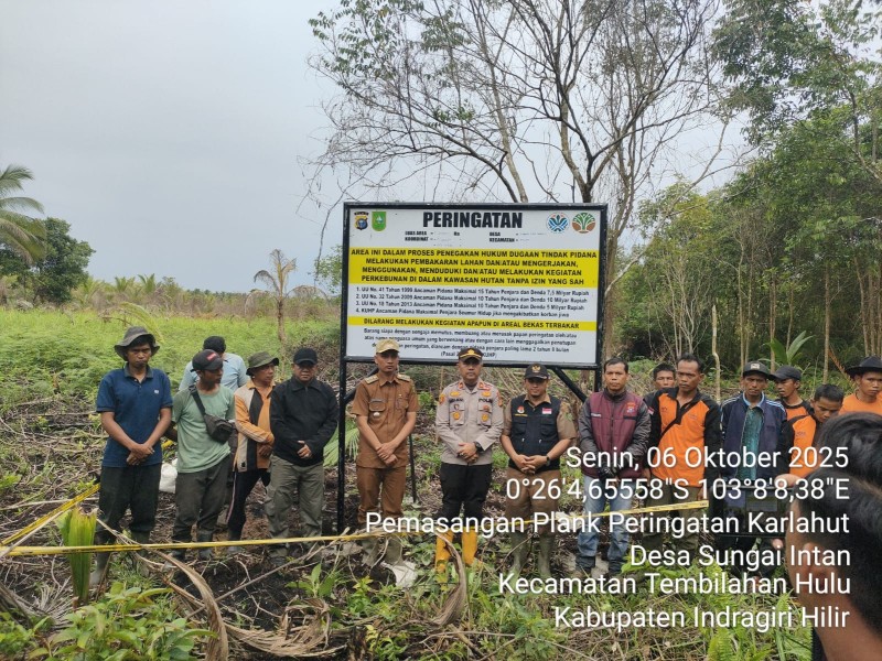 Cegah Kebakaran Hutan dan Lahan, Polsek Tembilahan Hulu Pasang Plang Peringatan Karhutla di Sungai Intan