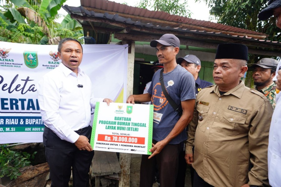 Rp70 Juta Disalurkan, Gubernur Riau Bantu Warga Inhu Miliki Rumah Layak
