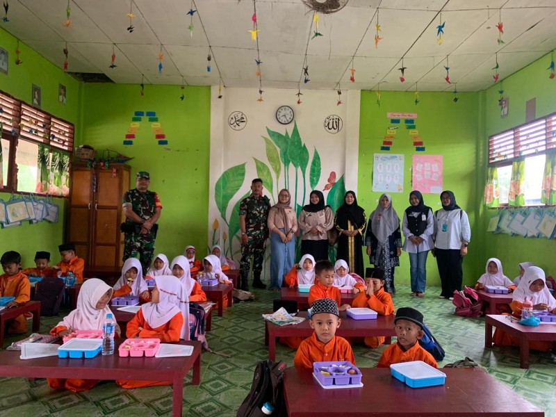 Gencarkan Gizi Anak, Babinsa Koramil 06/Kateman Kembali Dampingi Kegiatan Makan Sehat Bergizi di Sekolah