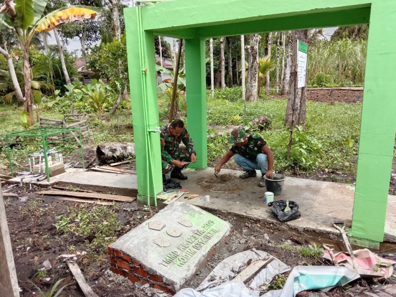 Pembangunan Sumur Bor Terus Dikebut, Personel Kodim 0314/Inhil Laksanakan Pengecatan Tugu TMMD