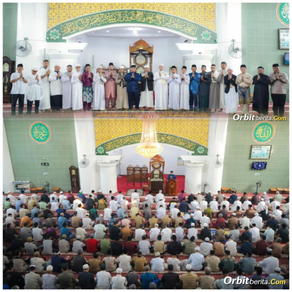 Wawako Dumai Sugiyarto Salat Idul Fitri di Masjid Paripurna Al-Mannan