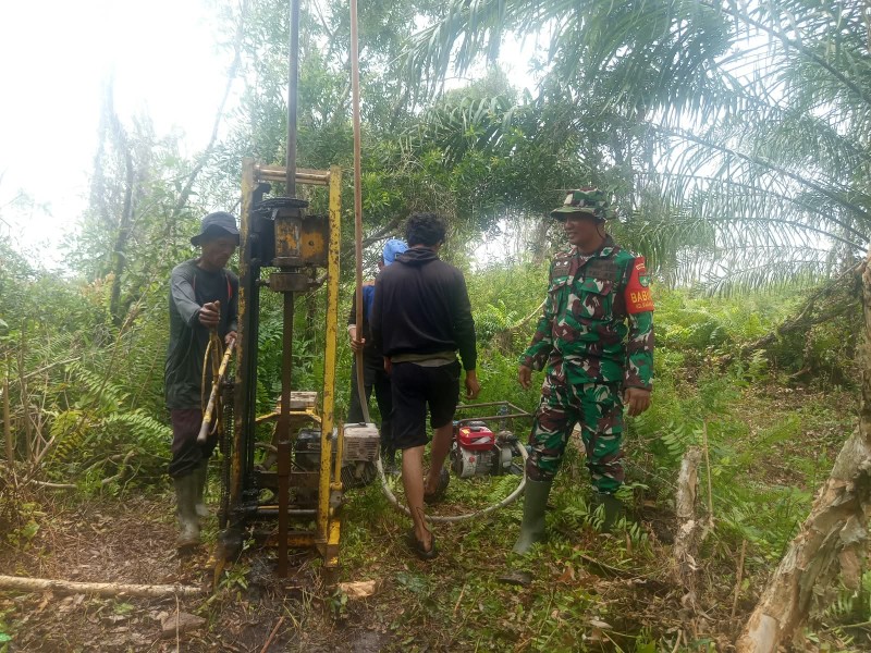 Antisipasi Karhutla, Babinsa Bagan Keladi Bangun Sumur Bor di Lahan Gambut