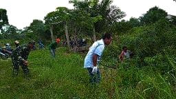 Babinsa Sertu Sarju Gotong Royong Bersihkan Lingkungan Bersama Warga di Kampung Tualang
