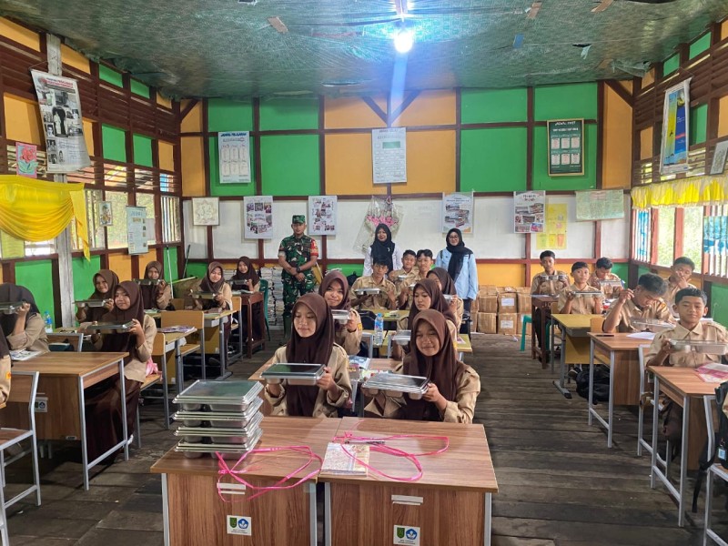 Dukung Program Peningkatan Gizi Anak, Babinsa Koramil 06/Kateman Dampingi Kegiatan MBG Untuk Pelajar