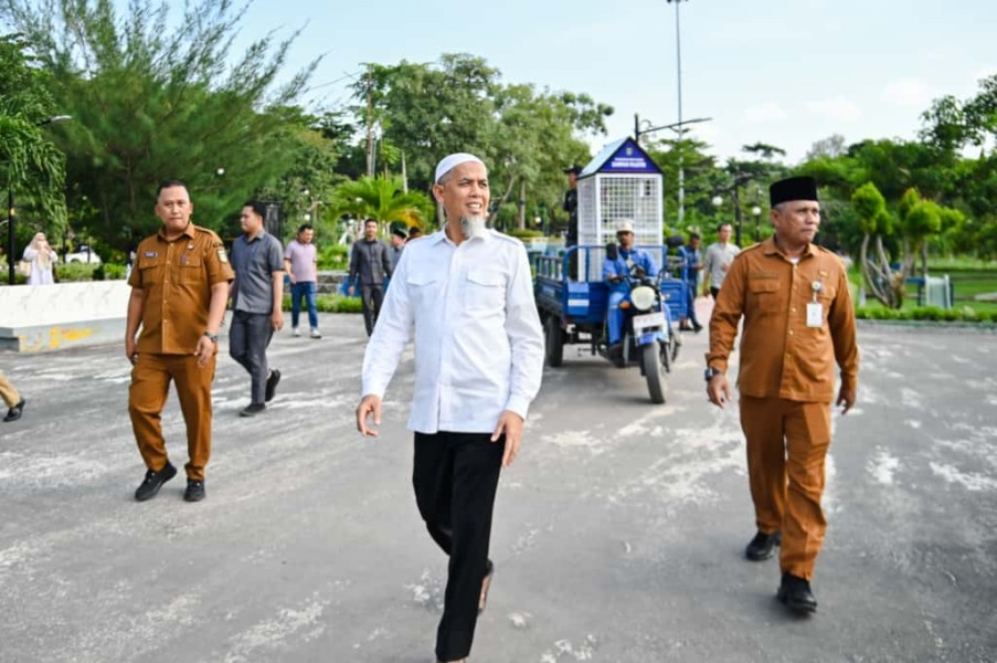 Wali Kota Paisal Tinjau Peletakan Enam Tempat Sampah Plastik di Taman Bukit Gelanggang Dumai