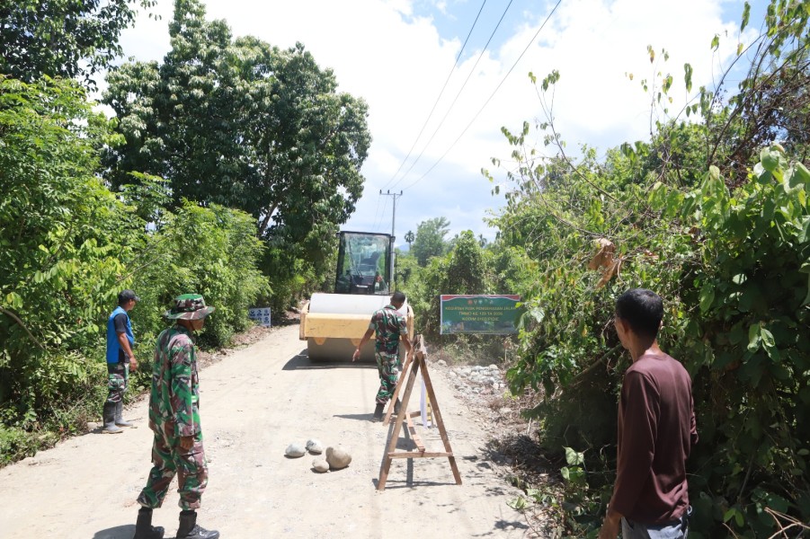 Demi Keamanan Petani, Satgas TMMD ke-129 Perketat Pengamanan Lokasi Pengerasan Jalan dengan Portal dan Rambu
