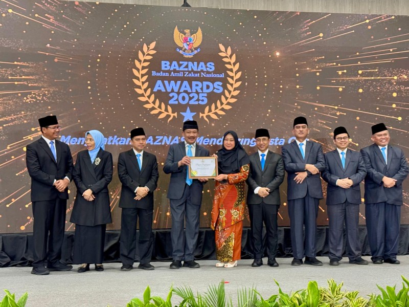 Rektor Unri Terima Baznas Award Kampus Mitra Terbaik 2025