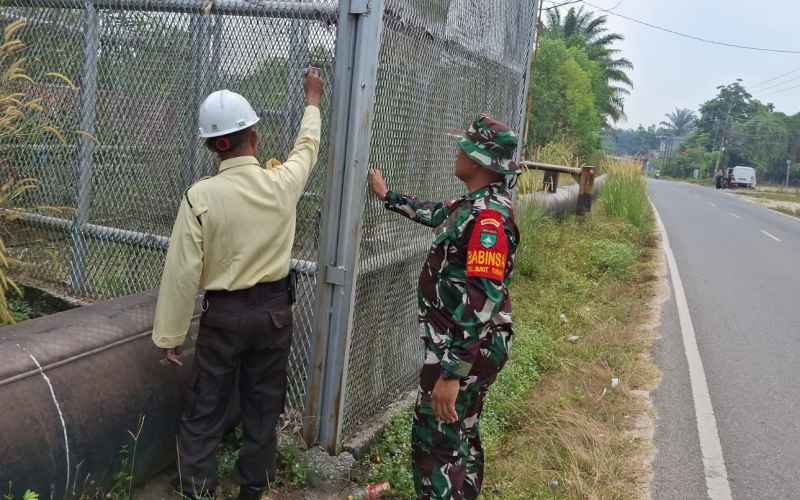 Sinergi TNI–PHR, Babinsa Dumai Gelar Patroli Keamanan Pipa Minyak