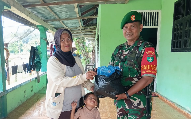 Wujud Kepedulian Kesehatan, Babinsa Guntung Dampingi Anak Stunting di Posyandu