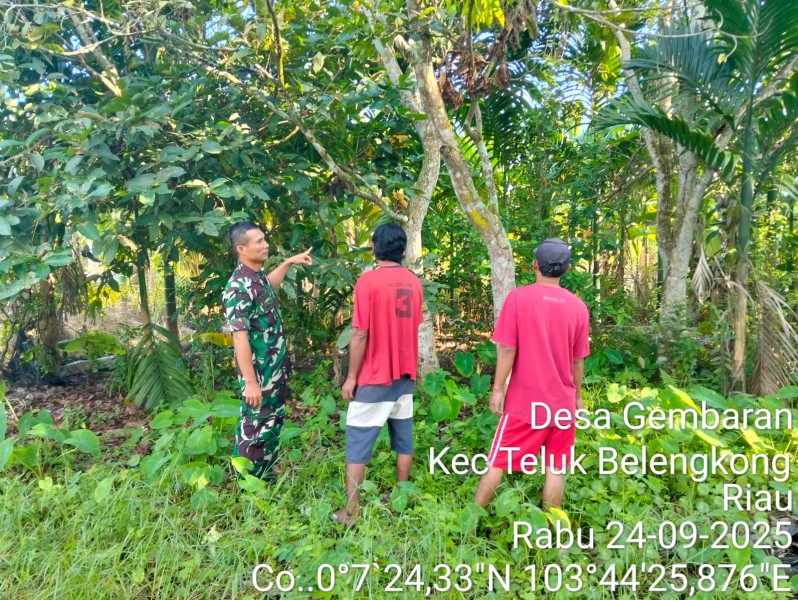 Patroli Tapal Batas, Babinsa Koramil 06/Kateman Imbau Waspada Karhutla di Musim Kemarau