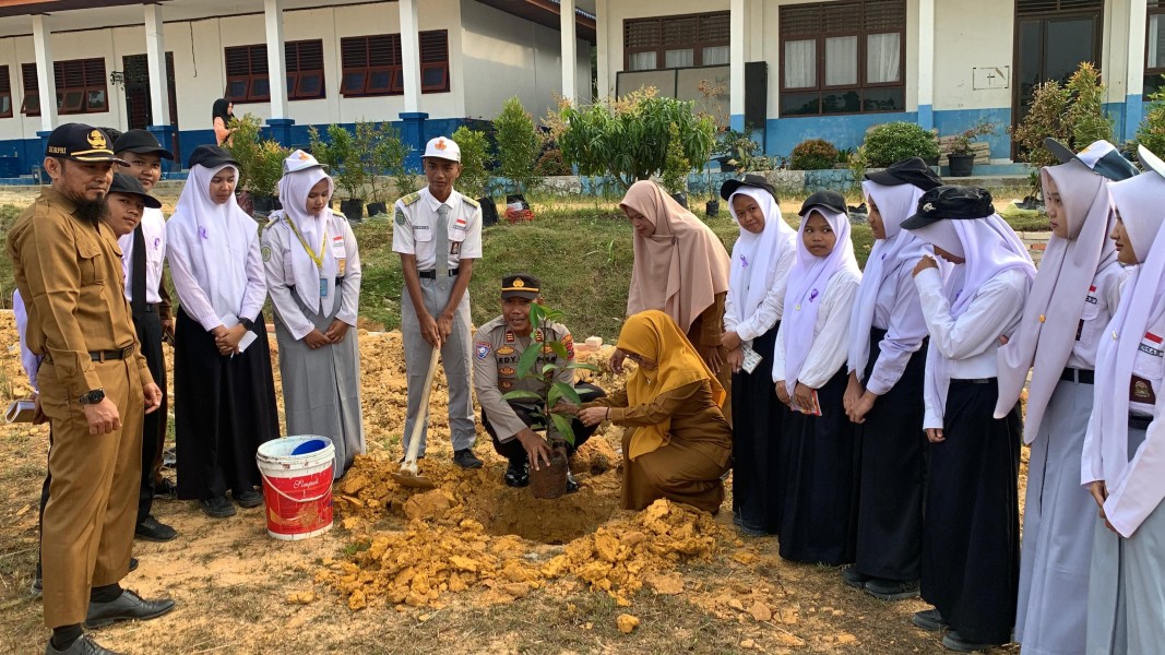 Polres Pelalawan Gaungkan Green Policing di Kalangan Gen Z: Tanam Pohon hingga Sosialisasi Tertib Berlalu Lintas