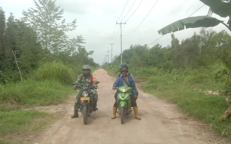 Babinsa Patroli Pencegahan Karhutla di Teluk Makmur