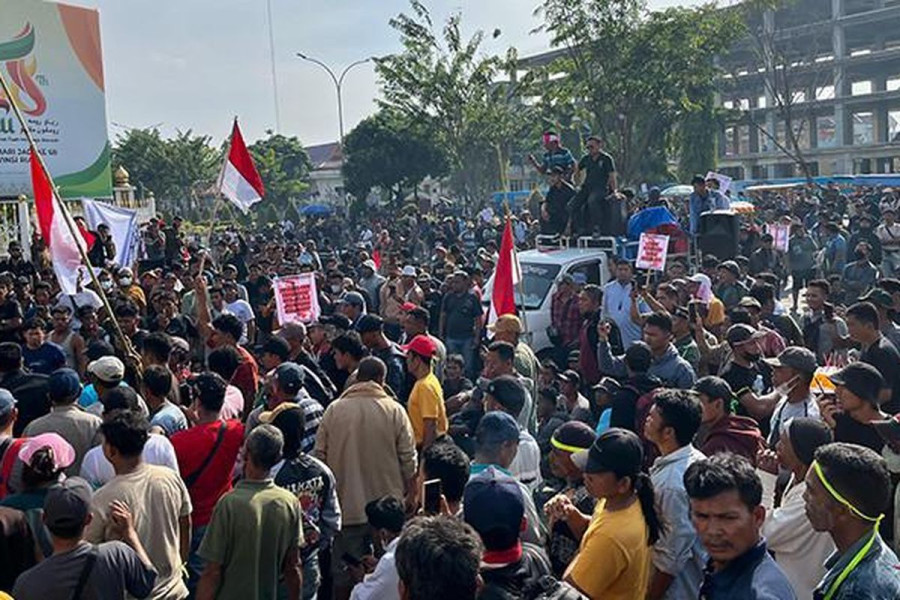 Tegas Tolak Relokasi Dari TN Tesso Nilo, Ribuan Massa Kepung Kantor Gubernur Riau