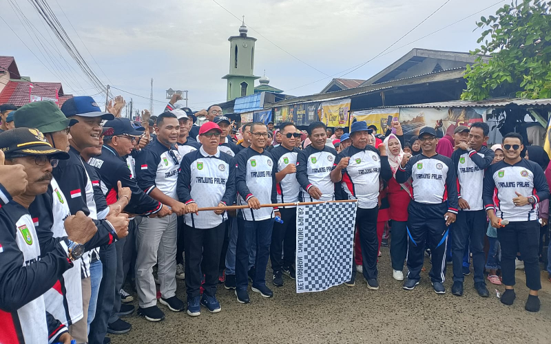 Ribuan Warga Meriahkan Jalan Santai HUT ke-80 RI di Tanjung Palas Meski Diguyur Hujan