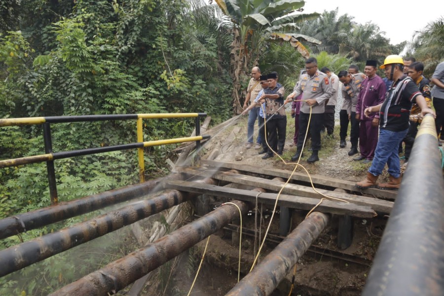 Sebelum Renovasi Jembatan Merah Putih, Kapolres Kampar Hadiri Doa Bersama di Desa Pulau Jambu