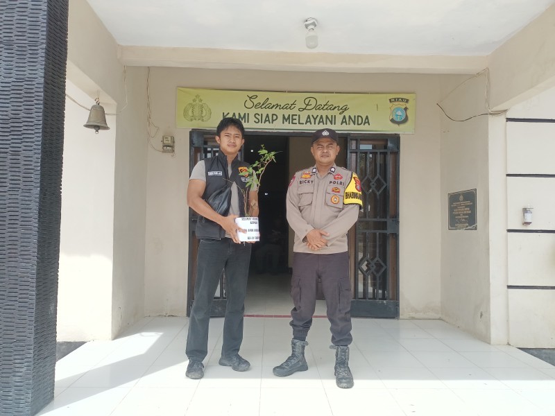 Polsek Reteh Rayakan Ultah Personel dengan Bibit Pohon
