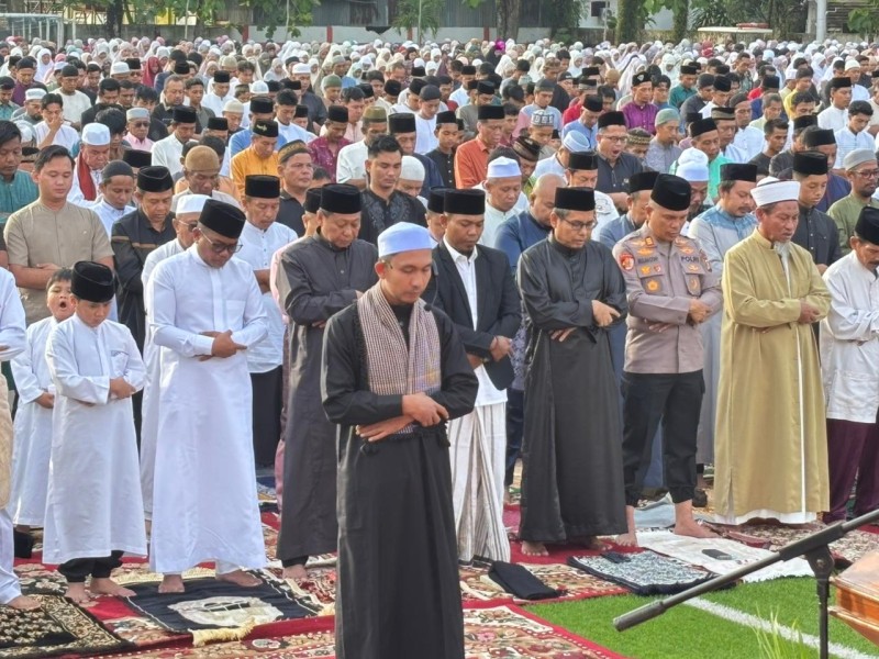 Ribuan Warga Pelalawan Padati Shalat Idul Adha, Bupati Zukri Ajak Perkuat Keikhlasan dan Kepedulian
