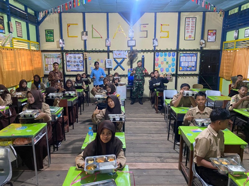 Dukung Generasi Sehat dan Cerdas, Babinsa Koramil 06/Kateman Dampingi Program MBG di Kateman