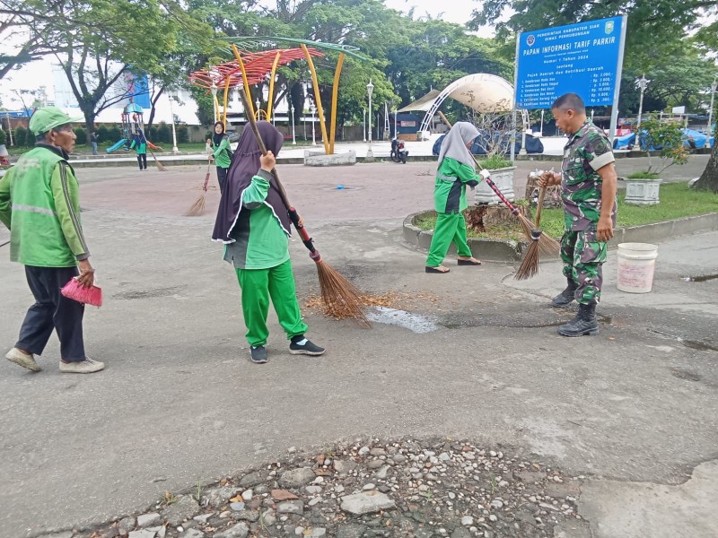 Sertu L. Syahdanur Gotong Royong Bersama Warga Bersihkan Taman Motoyoko Perawang
