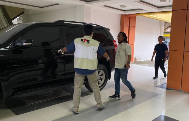 BREAKING NEWS- Kamis Sore, KPK Geledah Kantor dan Mobil Bupati Inhu