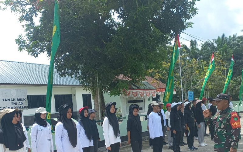 Babinsa Koramil 02/Bukit Kapur Gembleng 69 Siswa SMAN 3 Dumai Lewat Pelatihan PBB
