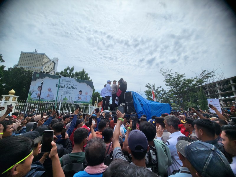 Ribuan Warga Pelalawan Kepung Kantor Gubernur Riau, Tuntut Keadilan atas Relokasi dari TNTN