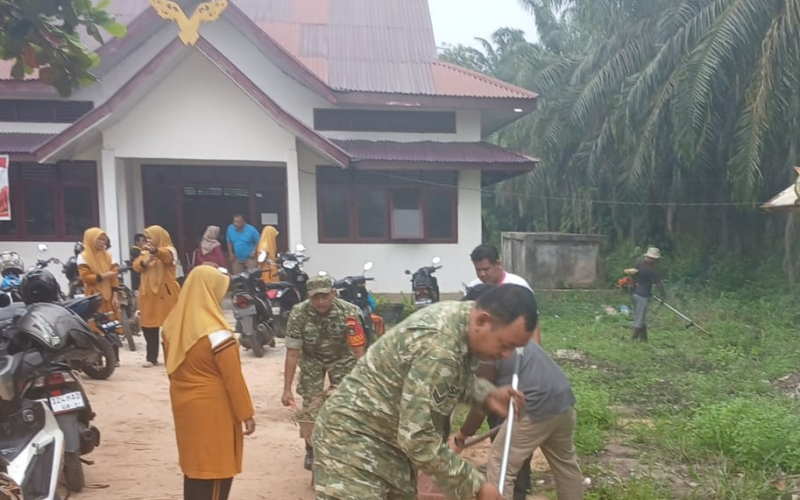 Kodim 0320/Dumai Bersama Pemerintah dan Warga Gotong Royong Jaga Kebersihan Lingkungan