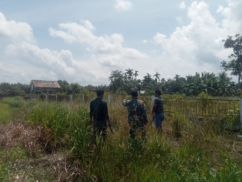Babinsa Serda Wiky Hendri Septa Patroli Karhutla di Teluk Lancang, Pastikan Wilayah Aman