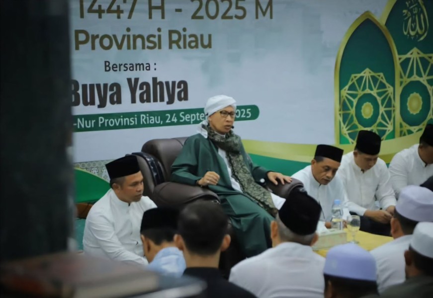 Tolak Duduk di Kursi, Buya Yahya Puji Akhlak Gubernur Abdul Wahid
