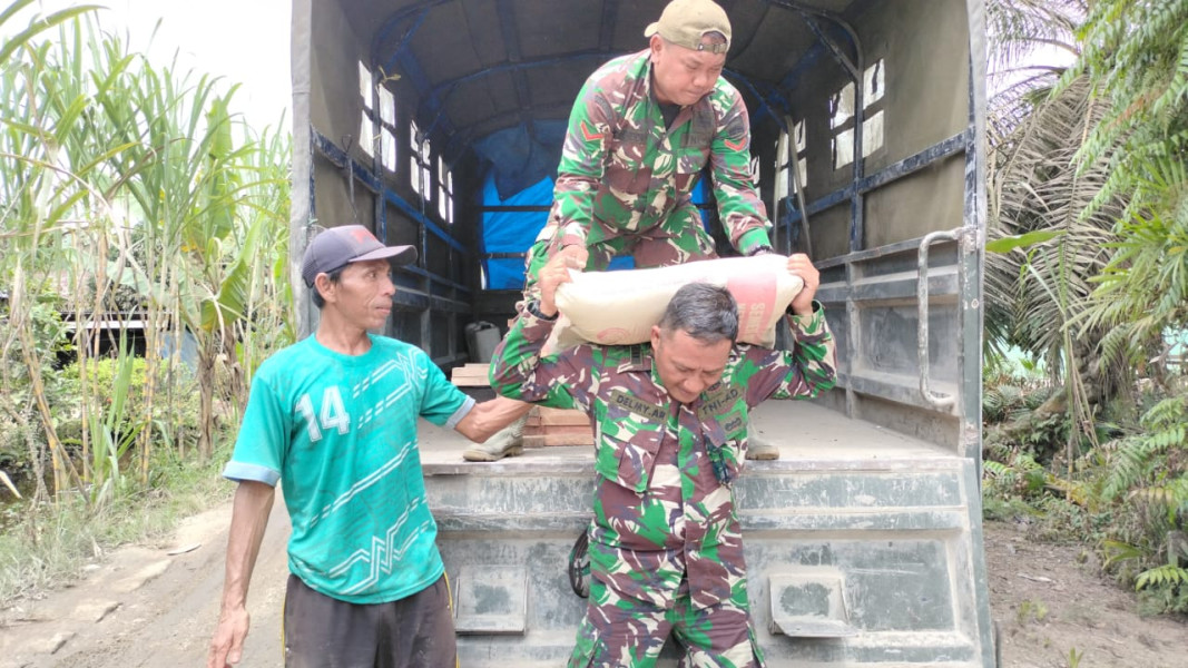 Akses Mobilisasi Material Terkendala, Babinsa Koramil 06/Kateman Bersama Warga Goro Pikul Bahan Sumur Bor TMMD ke-123