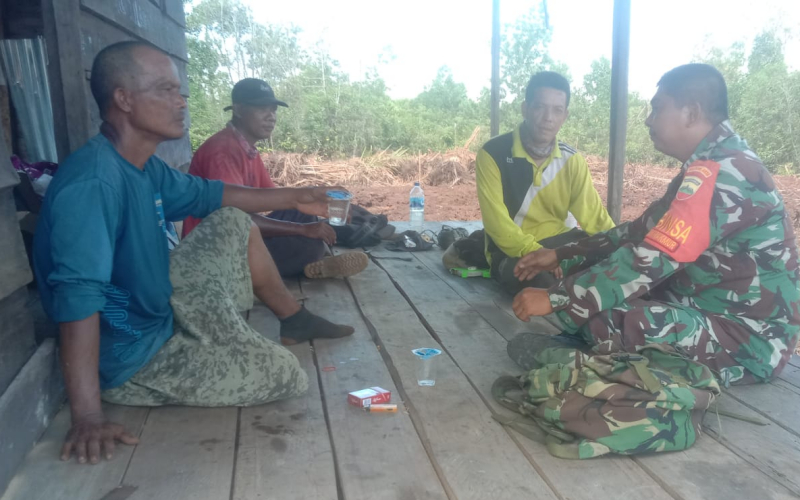 Cegah Kebakaran Hutan dan Lahan, Babinsa Patroli di Kecamatan Medang Kampai