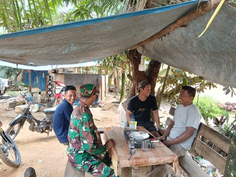 Sertu Joko Purnomo Ajak Warga Kampung Bencah Umbai Tingkatkan Kesadaran Hidup Sehat