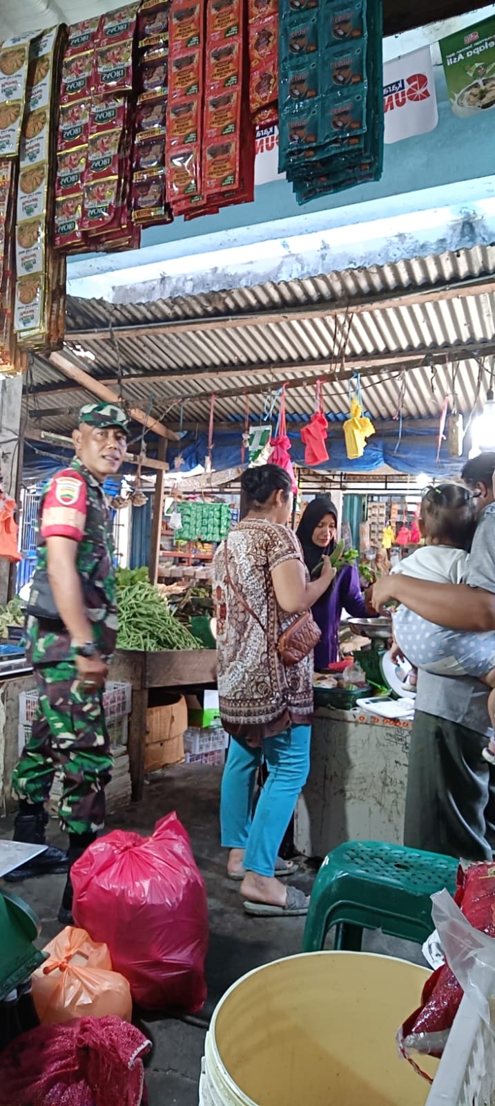 Babinsa Koramil 06/Kateman Monitoring Harga Kebutuhan Pokok Pasca Lebaran di Pasar Sungai Guntung