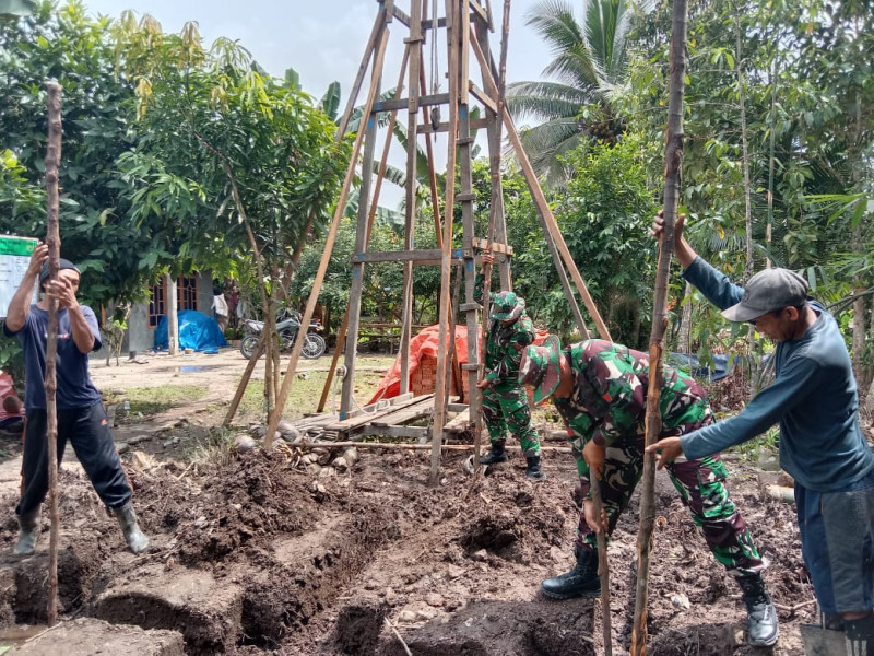 Bersama Warga, Babinsa Koramil 06/Kateman Pacu Pekerjaan Sumur Bor dalam TMMD ke-123 Kodim 0314/Inhil